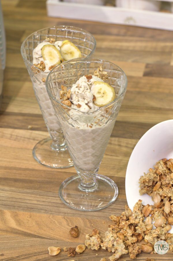 Veganes Bananen-Erdnuss Eis mit Granola - Tschaakii&amp;#39;s Veggie Blog